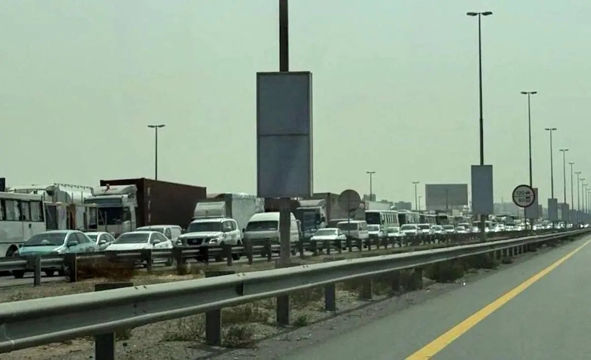 صف طولانی خروج خودروها از دبی