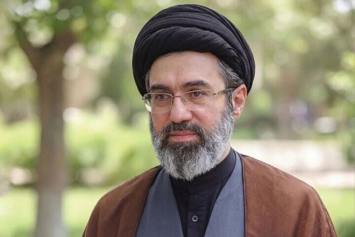 تصاویری وایرال شده از جشن تولد رهبر انقلاب در تجمع شبانه میدان انقلاب